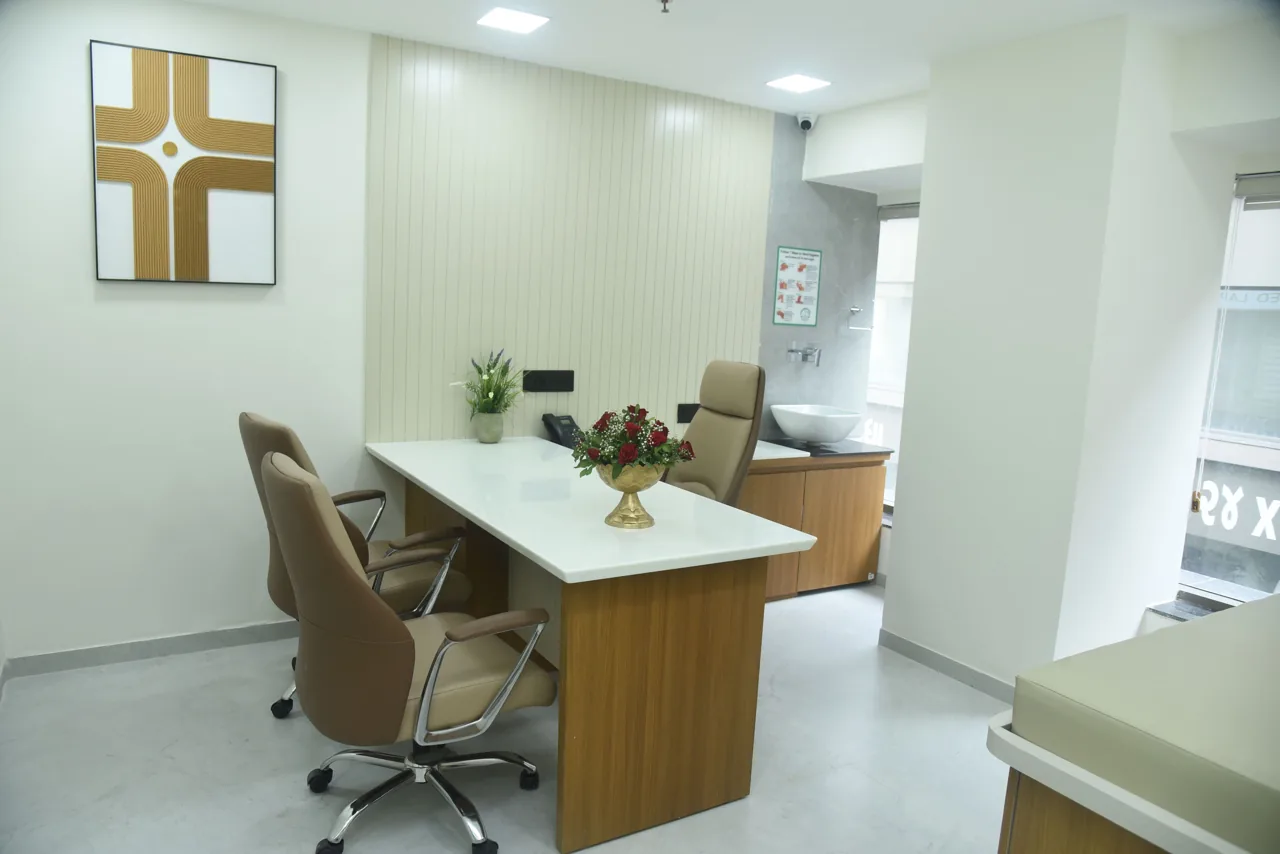 Consultation room with a desk and chairs for visitors